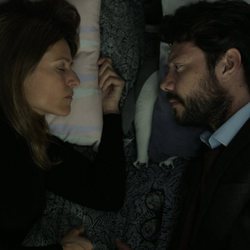 El profesor observa cómo duerme Raquel en el 1x09 de 'La Casa de Papel'