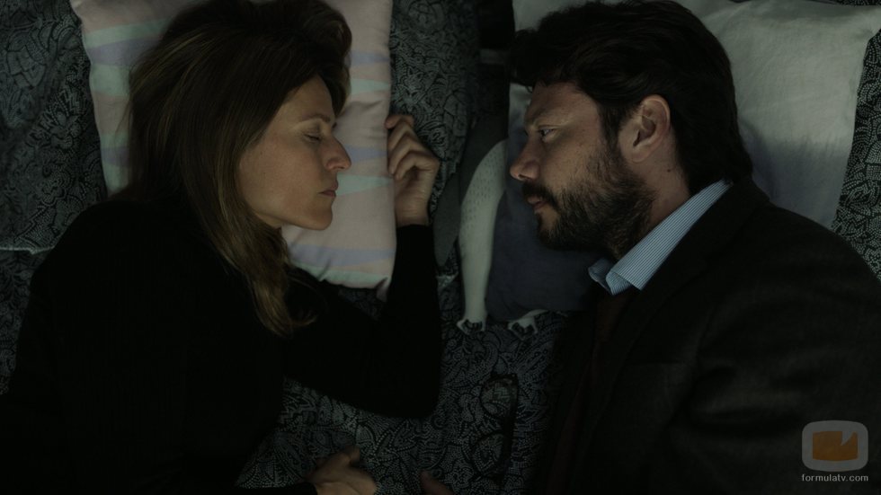El profesor observa cómo duerme Raquel en el 1x09 de 'La Casa de Papel'