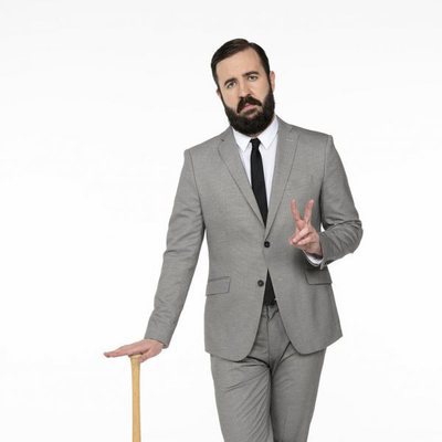Antonio Castelo, presentador de 'CCN: Comedy Central News', posa para la tercera temporada del programa