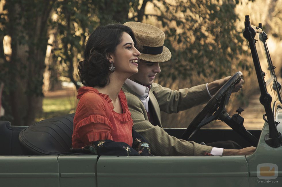 Dos de los personajes de 'La otra mirada' montan en un coche