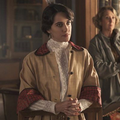 Manuela (Macarena García) escucha atentamente en 'La otra mirada'