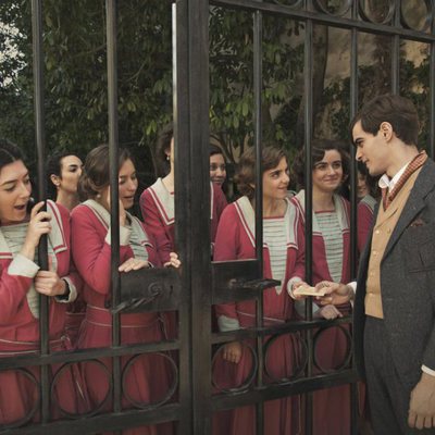 Las alumnas de la academia de señoritas de 'La otra mirada' se agolpan en la puerta