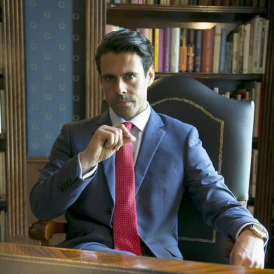 Emmanuel Esparza es Alberto Guzmán en 'Secretos de Estado'