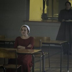 Offred sentada en el comedor en la segunda temporada de 'The Handmaid's Tale'