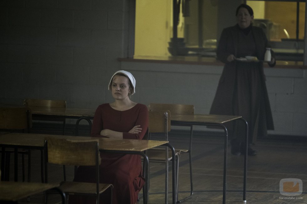 Offred sentada en el comedor en la segunda temporada de 'The Handmaid's Tale'