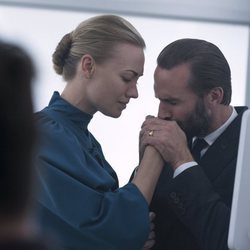 El Comandante y  Serena Joy se agarran de la mano en la segunda temporada de 'The Handmaid's Tale'