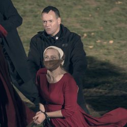 Offred esposada y amordazada en la segunda temporada de 'The Handmaid's Tale'