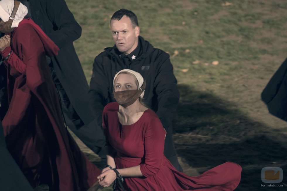 Offred esposada y amordazada en la segunda temporada de 'The Handmaid's Tale'