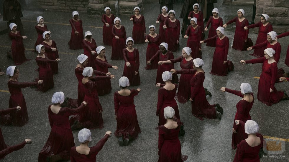 Las criadas arrodilladas en la segunda temporada de 'The Handmaid's Tale'