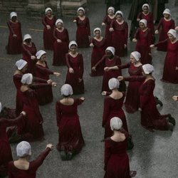 Las criadas arrodilladas en la segunda temporada de 'The Handmaid's Tale'