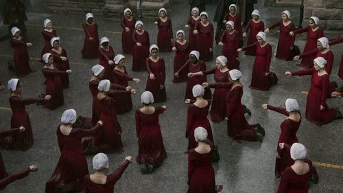 Las criadas arrodilladas en la segunda temporada de 'The Handmaid's Tale'