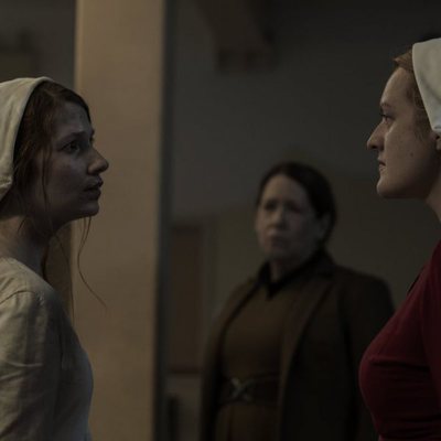 Offred habla con otra criada en la segunda temporada de 'The Handmaid's Tale'