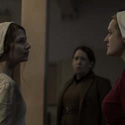 Offred habla con otra criada en la segunda temporada de 'The Handmaid's Tale'