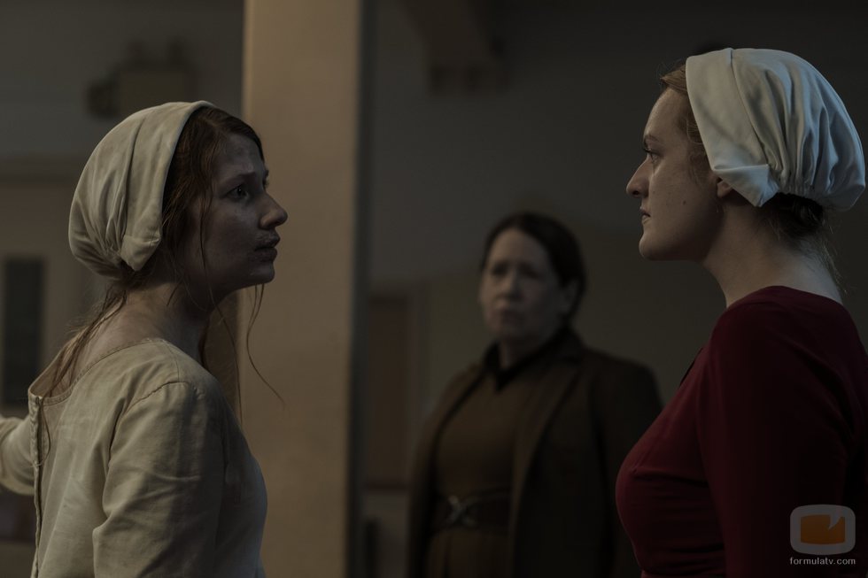 Offred habla con otra criada en la segunda temporada de 'The Handmaid's Tale'
