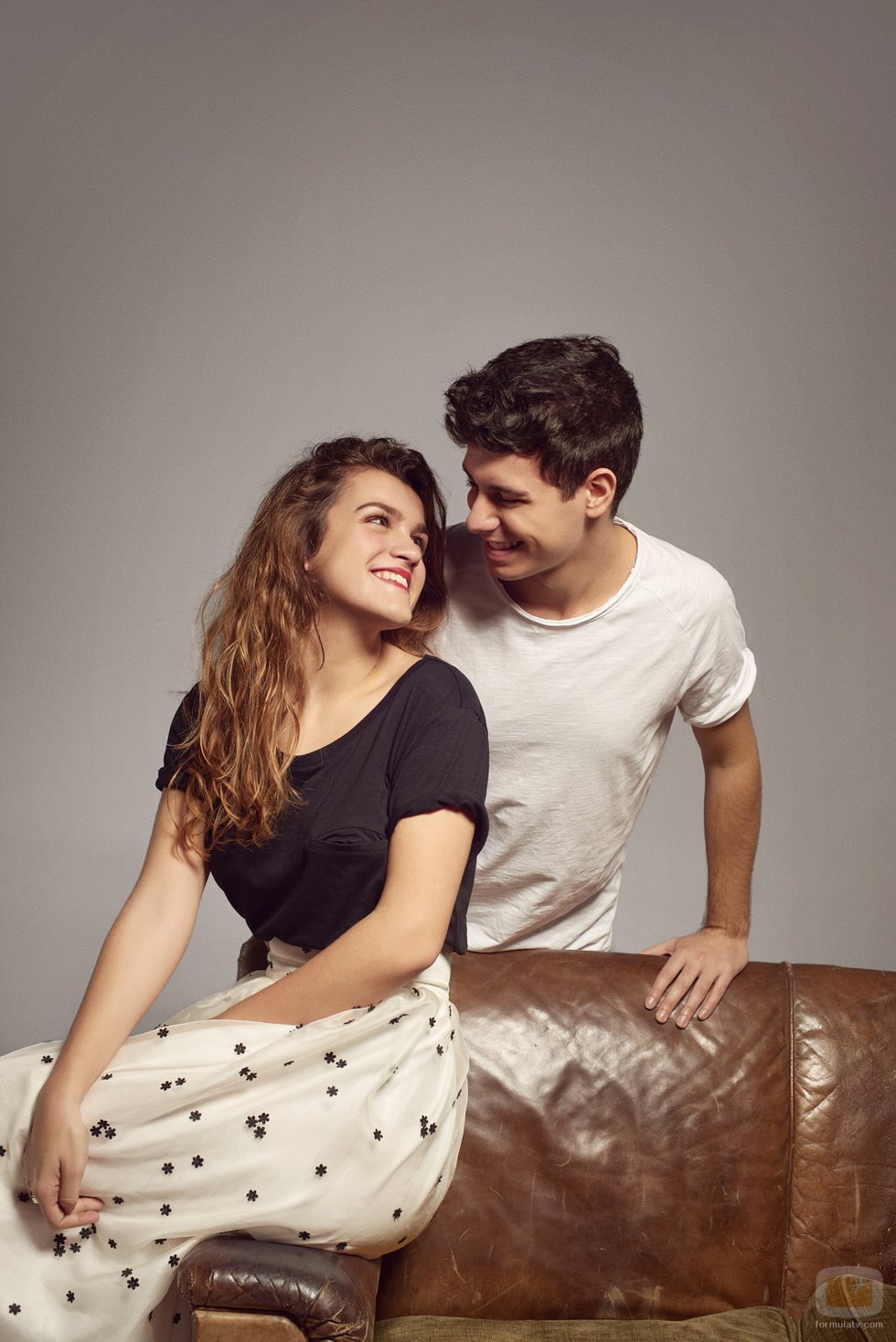 Amaia mira a Alfred muy sonriente en uno de los posados para Eurovisión 2018