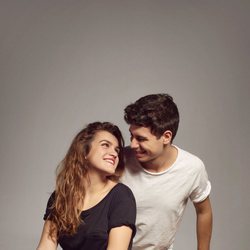 Amaia mira a Alfred muy sonriente en uno de los posados para Eurovisión 2018