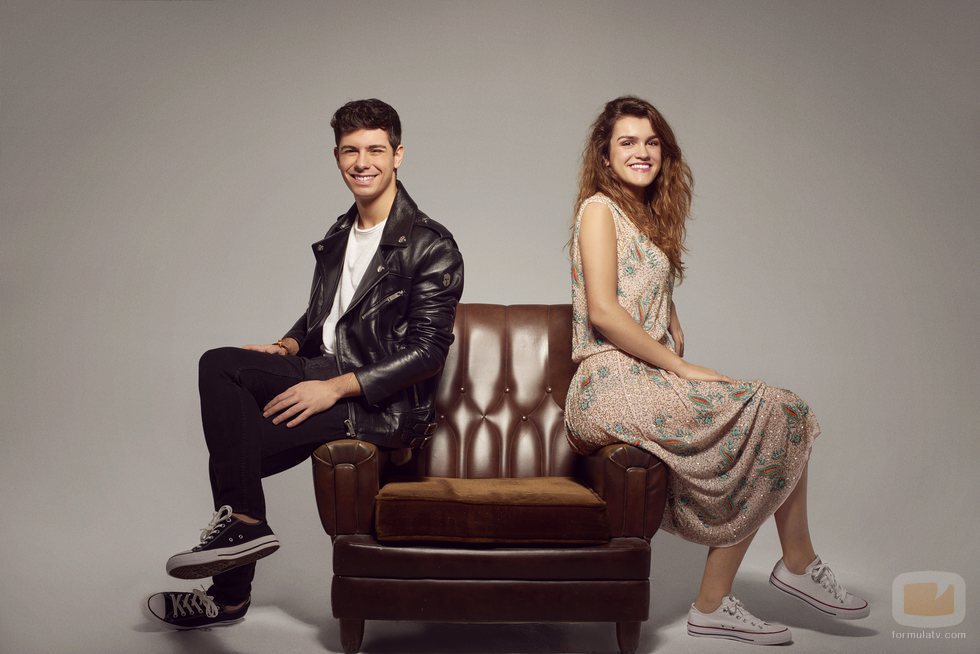 Amaia y Alfred, sentados en un sillón, sonríen en el posado oficial para Eurovisión 2018