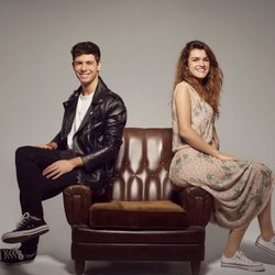 Amaia y Alfred, sentados en un sillón, sonríen en el posado oficial para Eurovisión 2018