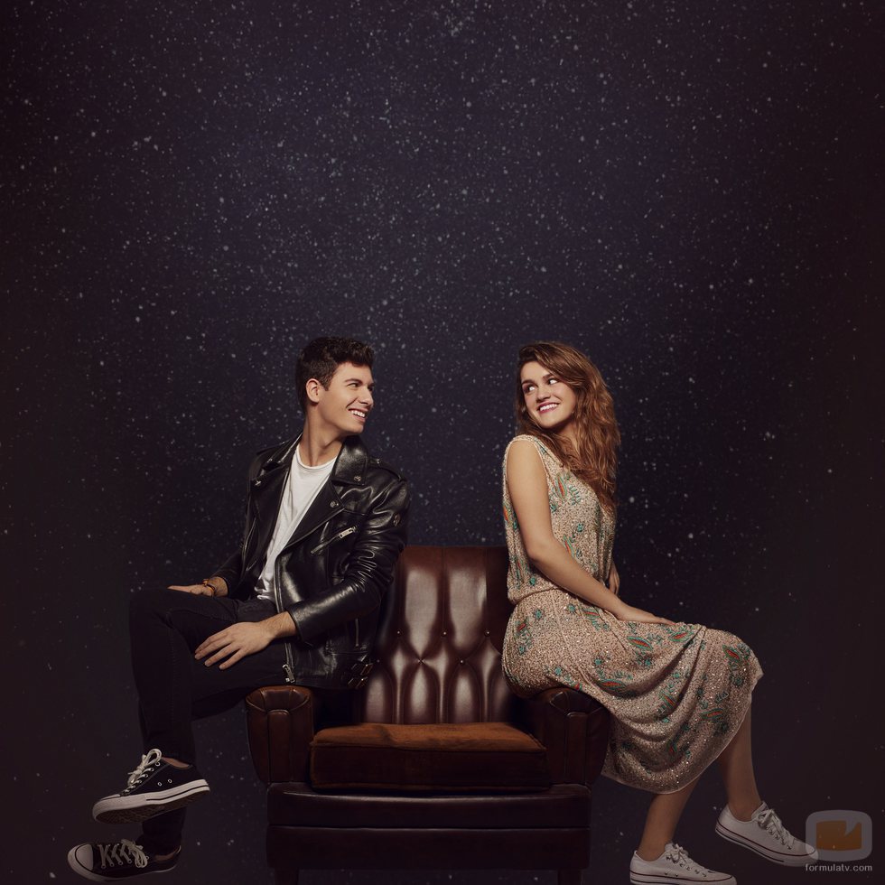 Amaia y Alfred se miran cómplices en uno de los posados oficiales para Eurovisión 2018