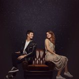 Amaia y Alfred se miran cómplices en uno de los posados oficiales para Eurovisión 2018