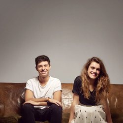 Alfred y Amaia, sentados en un sofá, posan muy sonrientes para Eurovisión 2018