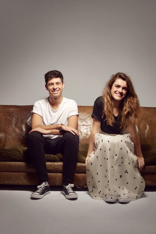 Alfred y Amaia, sentados en un sofá, posan muy sonrientes para Eurovisión 2018