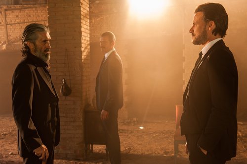 Tomás Guerrero mira amenazante a un hombre en 'Gigantes'