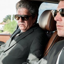 Antonio Dechent sentado en el asiento delantero de un coche en 'Gigantes'