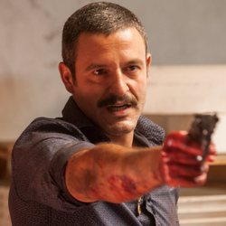 Daniel sujeta una pistola con su mano ensangrentada en la primera temporada de 'Gigantes'
