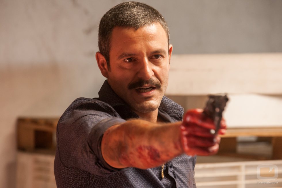 Daniel sujeta una pistola con su mano ensangrentada en la primera temporada de 'Gigantes'