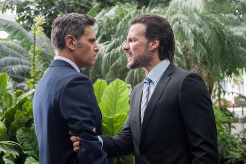 Tomás Guerrero agarra, de manera fuerte, el brazo de un hombre en 'Gigantes'