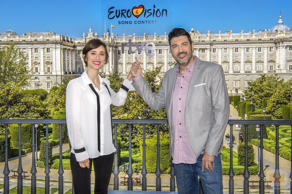 Julia Varela y Tony Aguilar, comentaristas del Festival de Eurovisión 2018