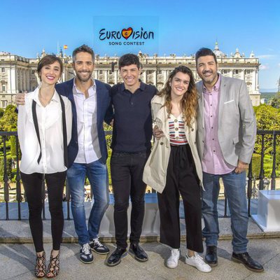 Julia Varela, Roberto Leal y Tony Aguilar posan con Alfred y Amaia, representantes de España en Eurovisión 2018