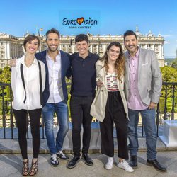 Julia Varela, Roberto Leal y Tony Aguilar posan con Alfred y Amaia, representantes de España en Eurovisión 2018