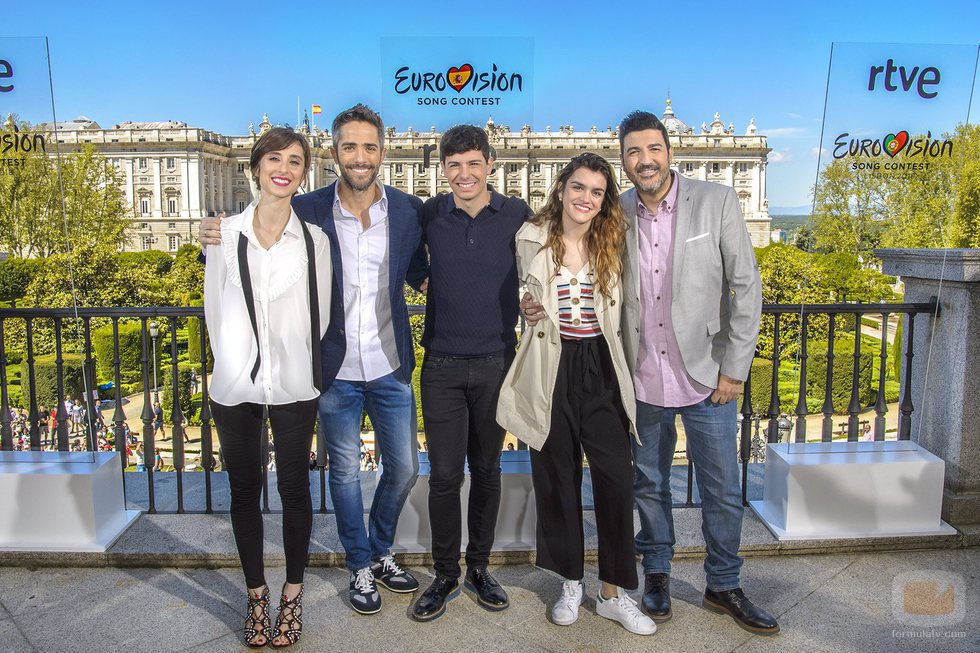 Julia Varela, Roberto Leal y Tony Aguilar posan con Alfred y Amaia, representantes de España en Eurovisión 2018