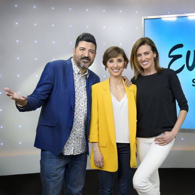 Tony Aguilar, Julia Varela y Nieves Álvarez posan juntos a unos días de la semifinal del Festival de Eurovisión 2018
