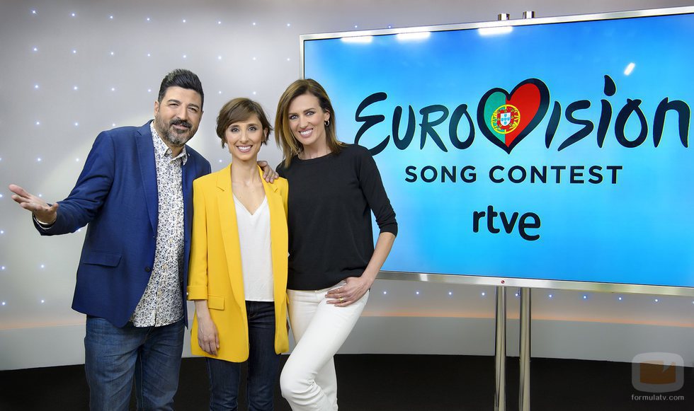 Tony Aguilar, Julia Varela y Nieves Álvarez posan juntos a unos días de la semifinal del Festival de Eurovisión 2018