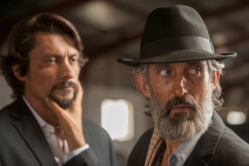 Un hombre agarra la cara de otro en una imagen de 'Gigantes'