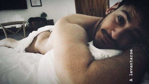 Cepeda se desnuda en Twitter en solidaridad con Aitana