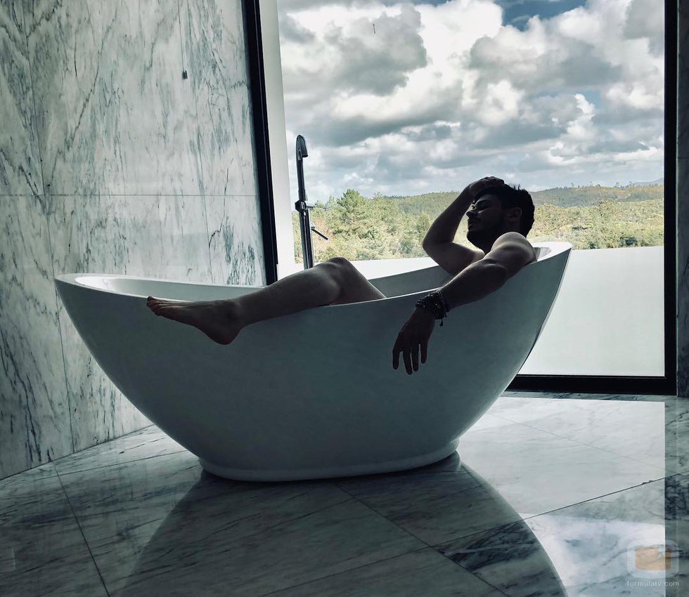 Cepeda posa metido en la bañera