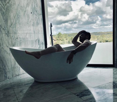 Cepeda posa metido en la bañera