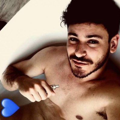 Cepeda se relaja dándose un baño