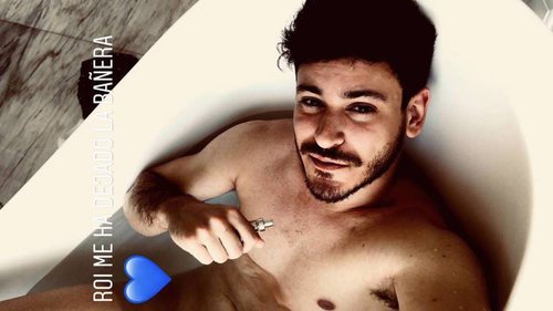 Cepeda se relaja dándose un baño