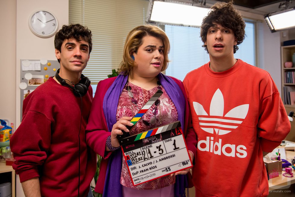 Javier Calvo, Javier Ambrossi y Brays Efe posan en el rodaje de 'Paquita Salas'