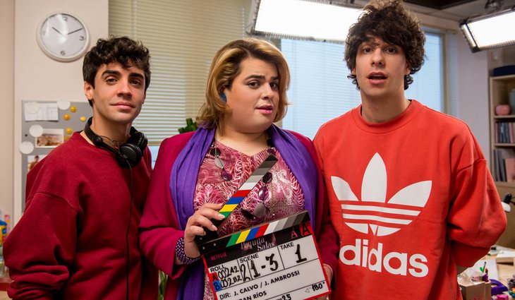 Javier Calvo, Javier Ambrossi y Brays Efe posan en el rodaje de 'Paquita Salas'