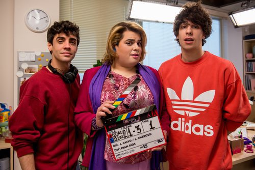 Javier Calvo, Javier Ambrossi y Brays Efe posan en el rodaje de 'Paquita Salas'