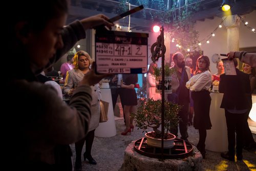 Brays Efe y varios figurantes en el rodaje de la segunda temporada de 'Paquita Salas'