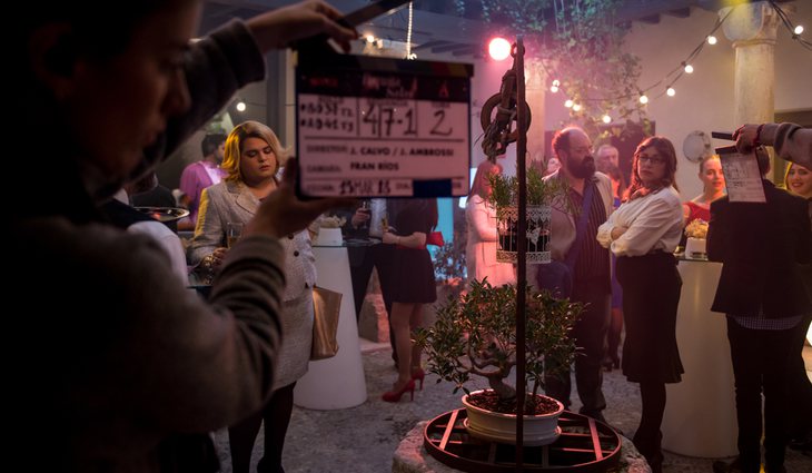 Brays Efe y varios figurantes en el rodaje de la segunda temporada de 'Paquita Salas'