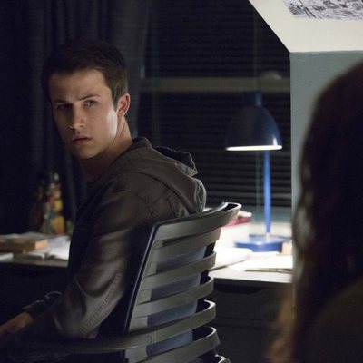 Clay habla con una chica en su habitación en la segunda temporada de 'Por 13 razones'
