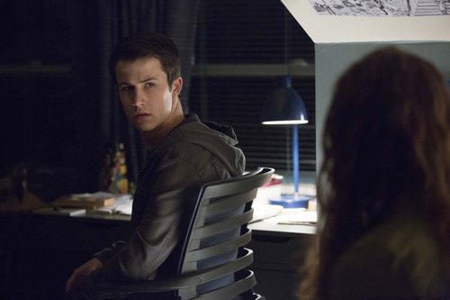 Clay habla con una chica en su habitación en la segunda temporada de 'Por 13 razones'